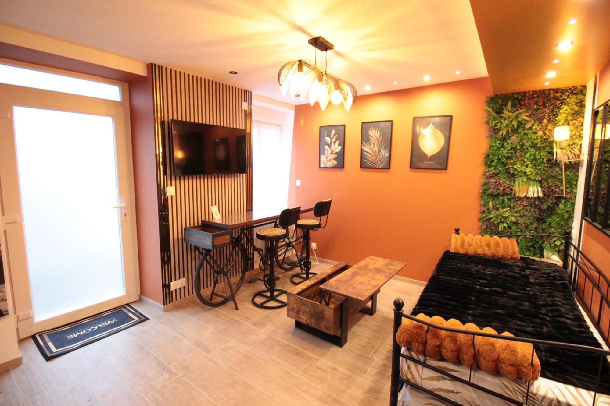Luxury Studio, Rez De Chaussee, Parking Prive Video Surveillance, Canape Haute Qualite Convertible Couchage 2 Personnes, Centre Ville Proche, Restaurant, Boulangerie 2 Minutes A Pied, Terrasse - 800Metre Carre De Terrain - Gere Par Presta-Zen'Service Verdun-sur-Meuse Kültér fotó
